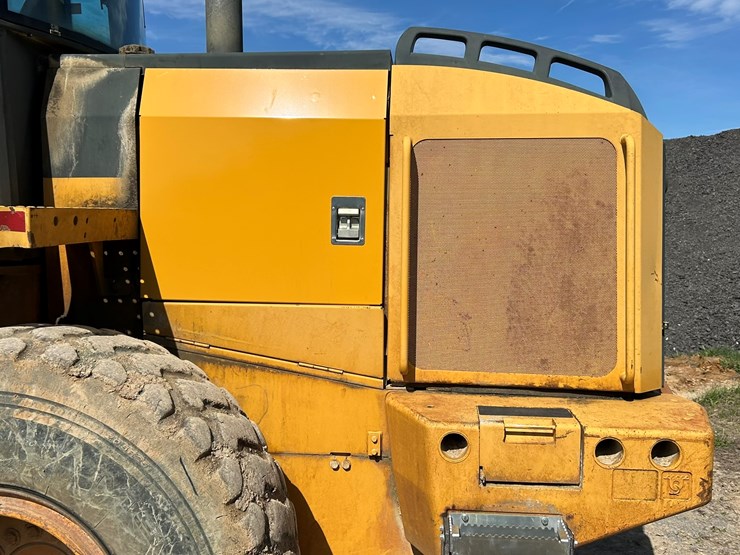 2010-deere-544k-image-35