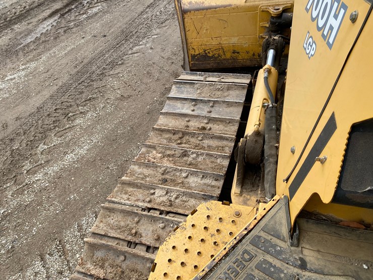 2005-deere-700h-image-46