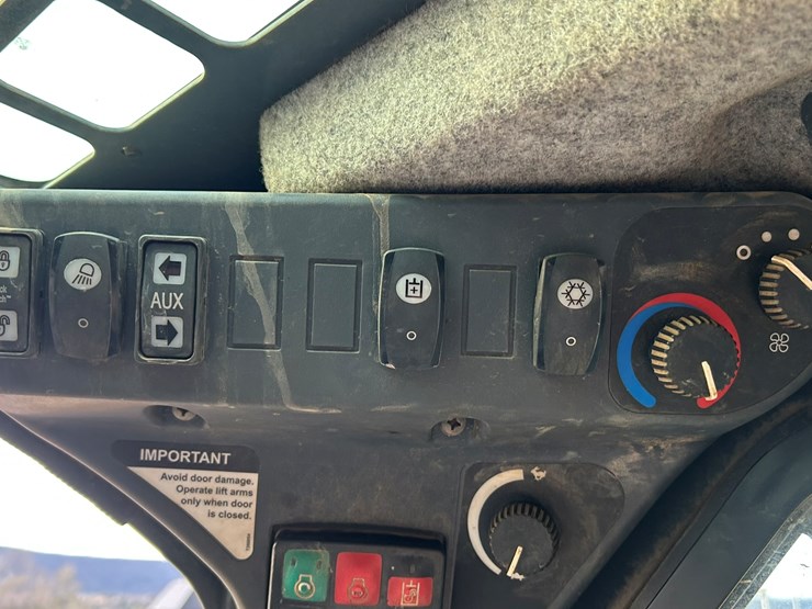 2011-deere-333g-image-44