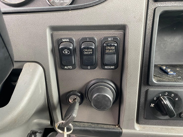 2016-peterbilt-325-image-67