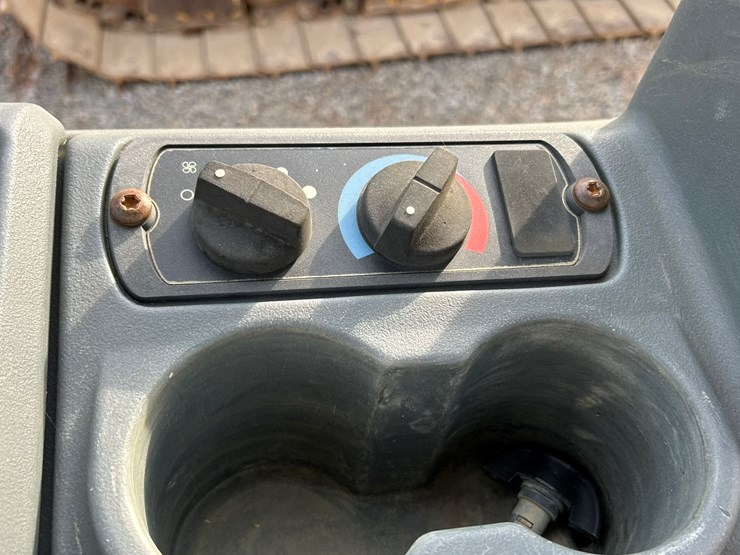 2015-caterpillar-d5k-image-38