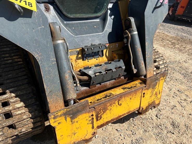 2015-deere-333e-image-9