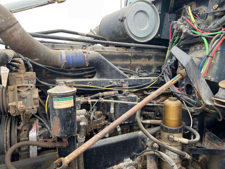 2000-freightliner-fld120-image-5