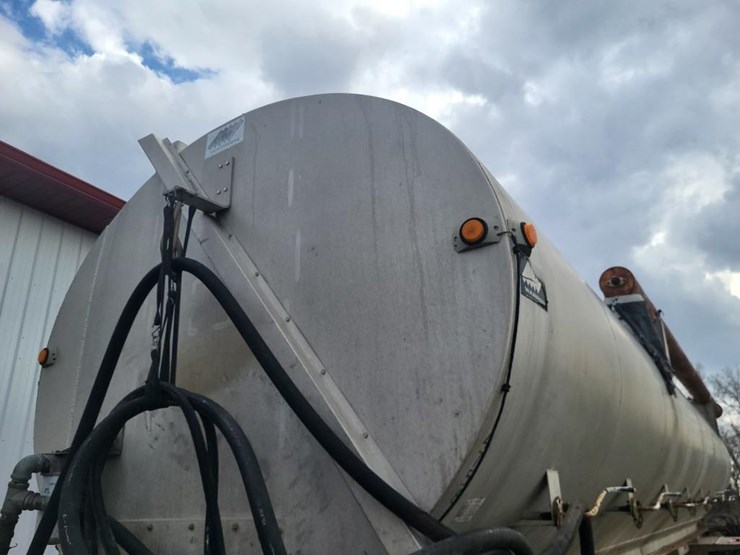 1996-warren-tandem-axle-feed-semi-trailer-image-11