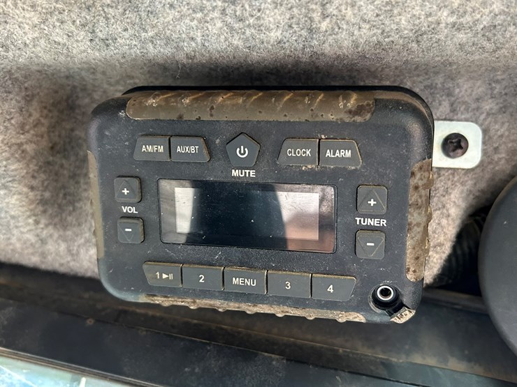 2011-deere-333g-image-47