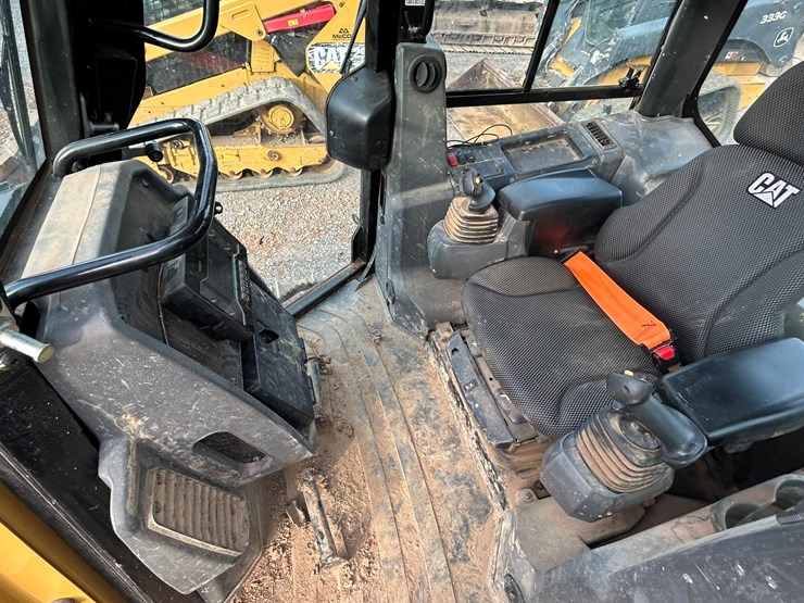 2023-caterpillar-d1-image-46