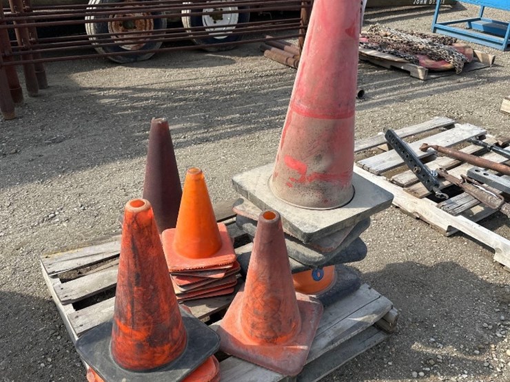 1837---pallet-of-traffic-cones-image-2