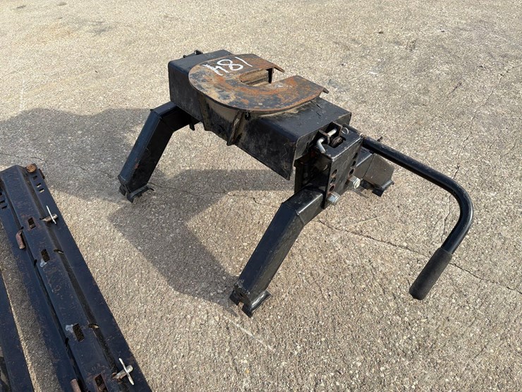 5th-wheel-pickup-hitch-image-3