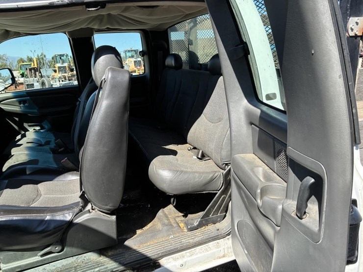 2003-chevrolet-silverado-3500-image-11