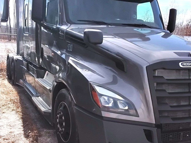 2020-freightliner-cascadia-126-image-5