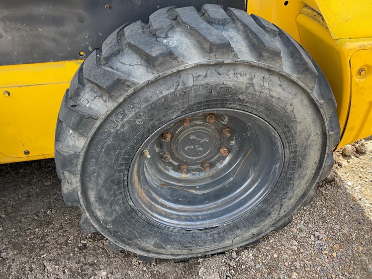 new-holland-l320-image-10