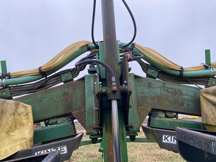 kinze-24-row-planter-image-30