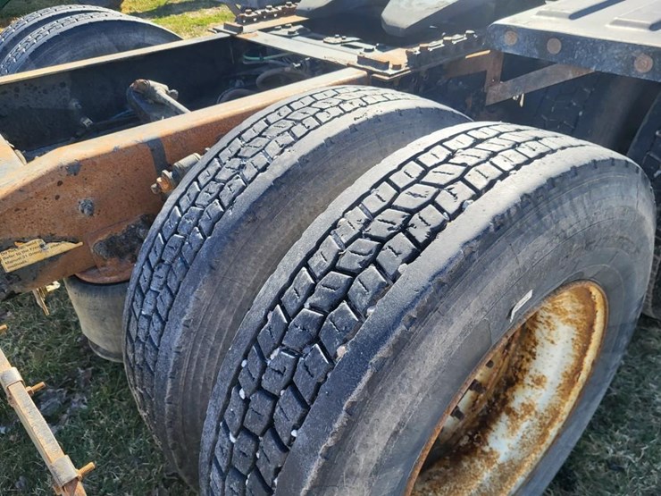 2013-freightliner-ca125dc-tandem-axle-day-cab-semi-image-29