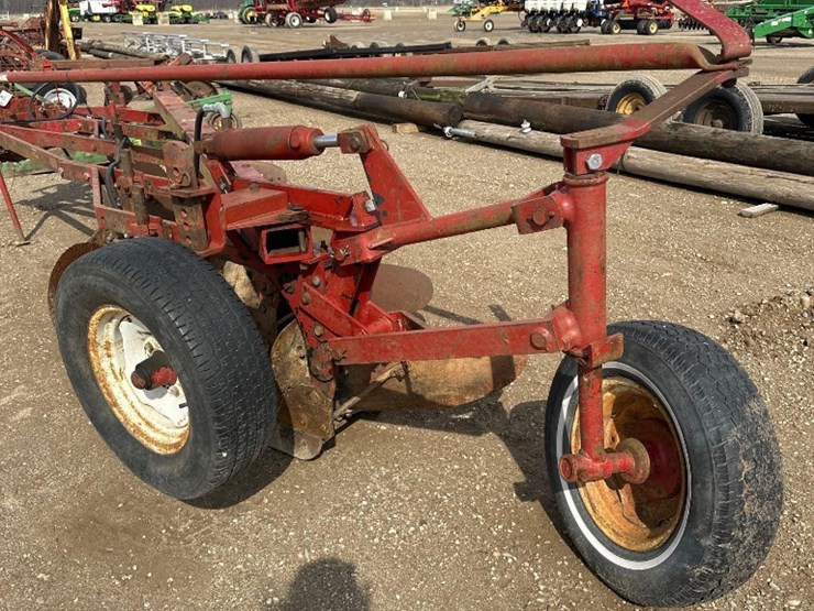 1840---5-btm-steerable-int-550-moldboard-plow-image-5