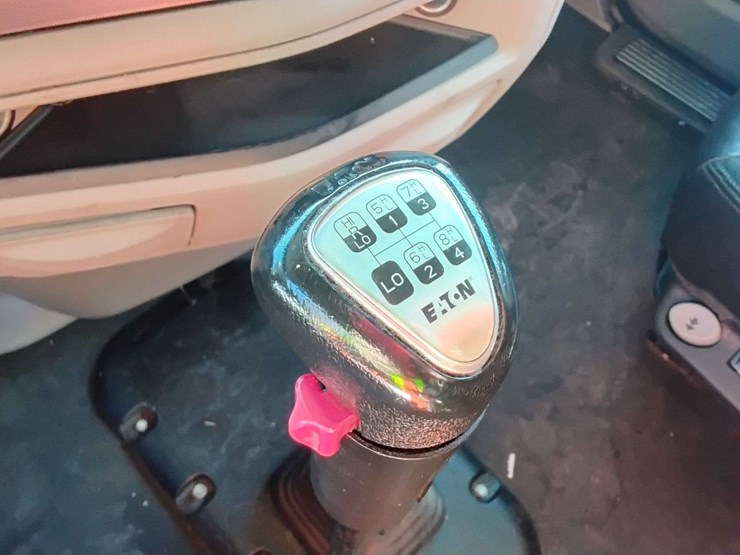 2019-peterbilt-579-image-17