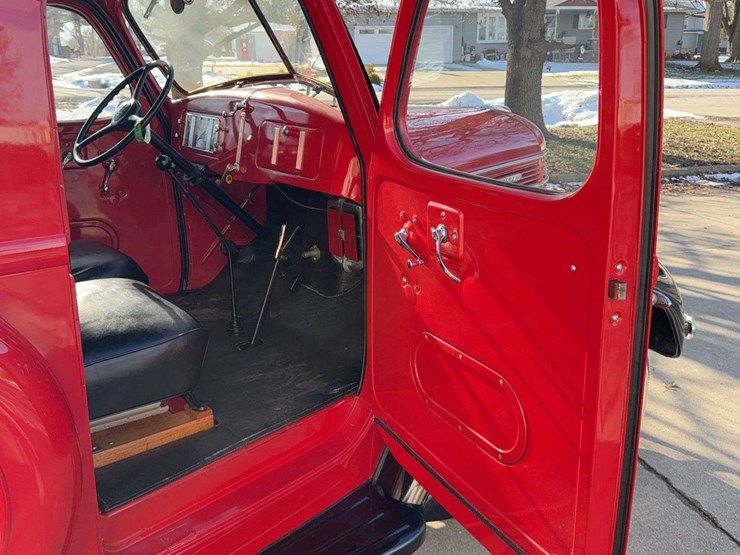 1937-international-d2-panel-truck-image-46