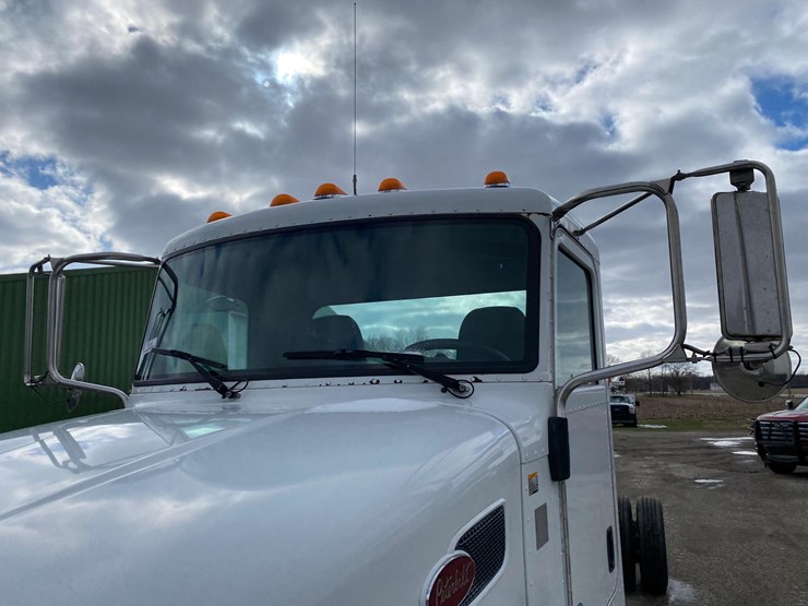 2016-peterbilt-325-image-9