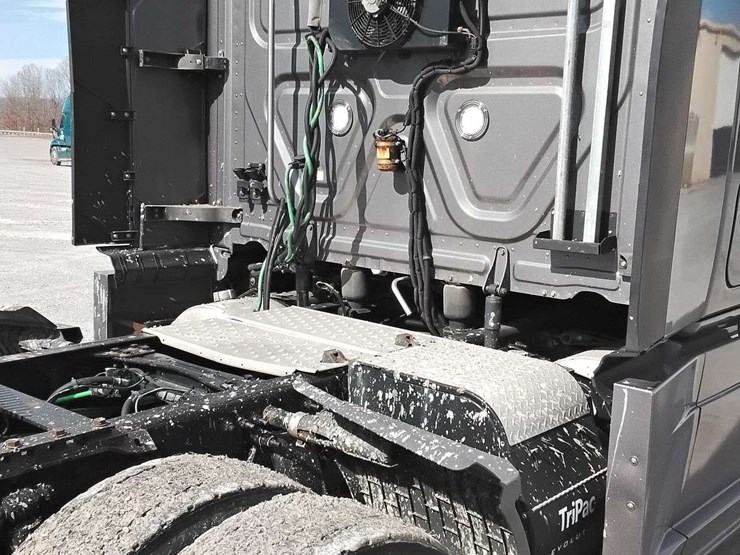 2020-freightliner-cascadia-126-image-9