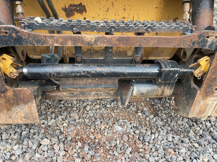 2017-caterpillar-259d-image-13