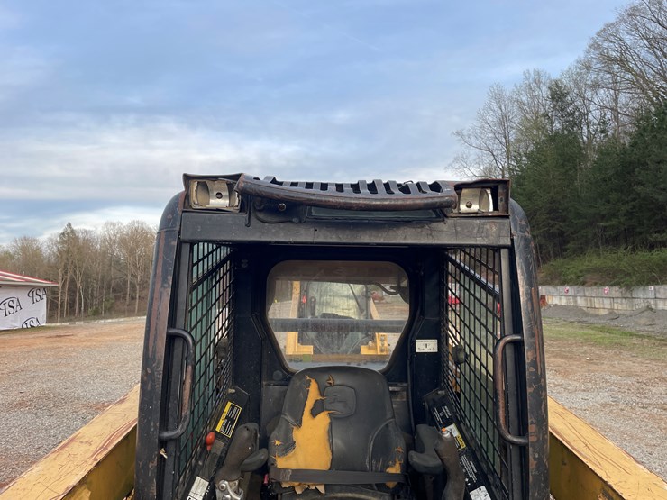 2006-deere-325-image-42