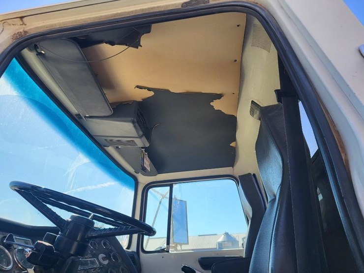 1995-ford-l9000-tandem-axle-day-cab-semi-image-54