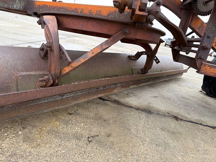 northfield-iron-company-#33-14ft-pull-type-road-grader-image-18