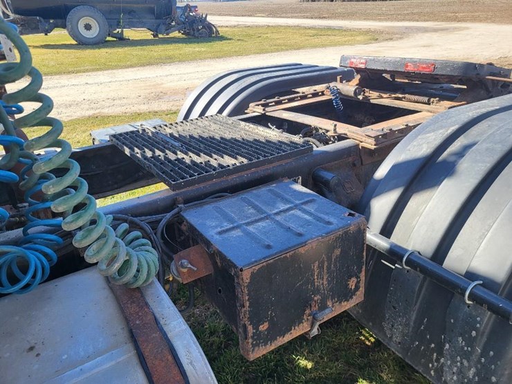 1995-ford-l9000-tandem-axle-day-cab-semi-image-18