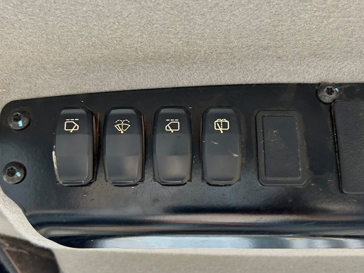 2023-caterpillar-d1-image-51