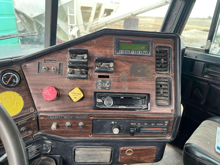 2000-freightliner-fld120-image-10