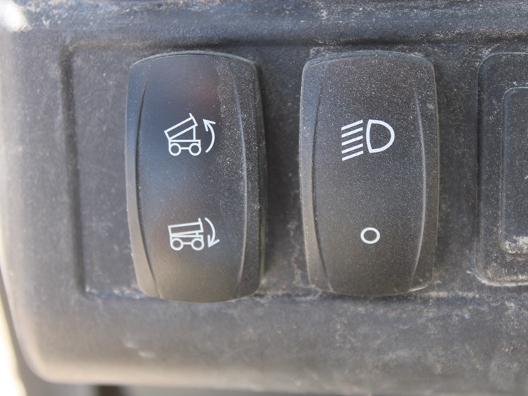 2019-john-deere-gator-image-23