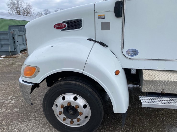 2016-peterbilt-325-image-8