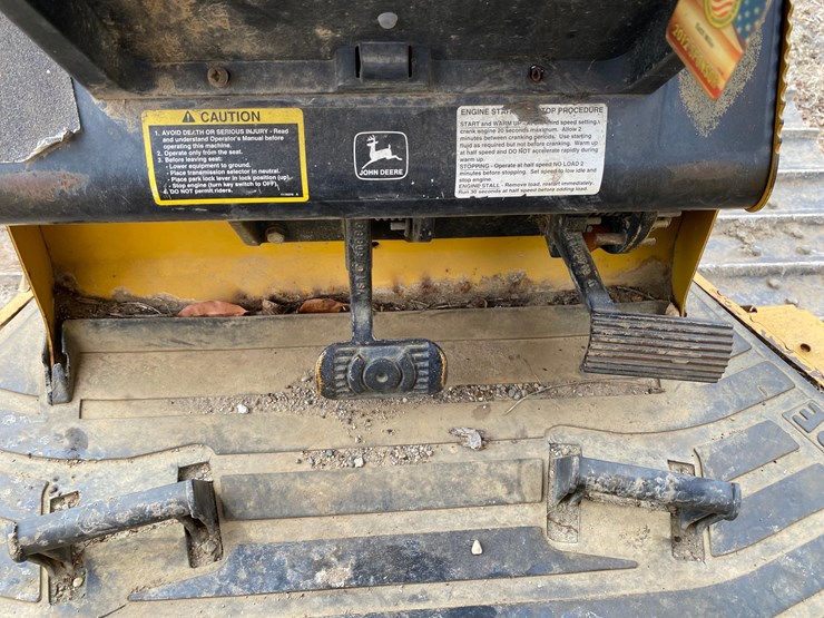 2005-deere-700h-image-42