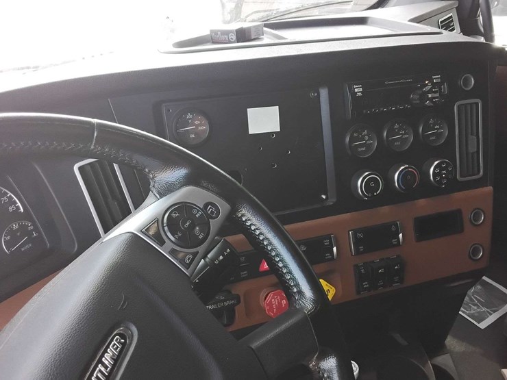 2020-freightliner-cascadia-126-image-22