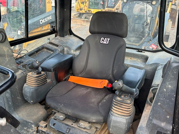 2023-caterpillar-d1-image-44