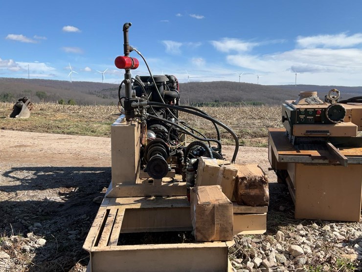 #200-•-iveco-power-unit-with-hydraulic-pumps-image-5