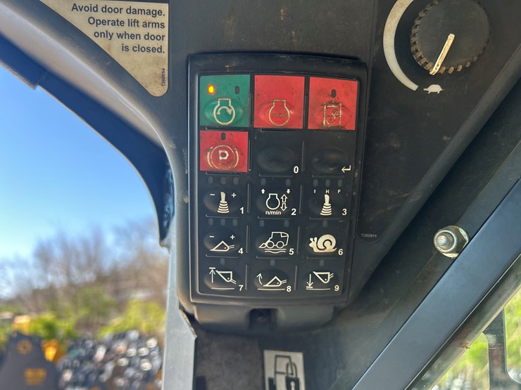 2015-deere-333e-image-35