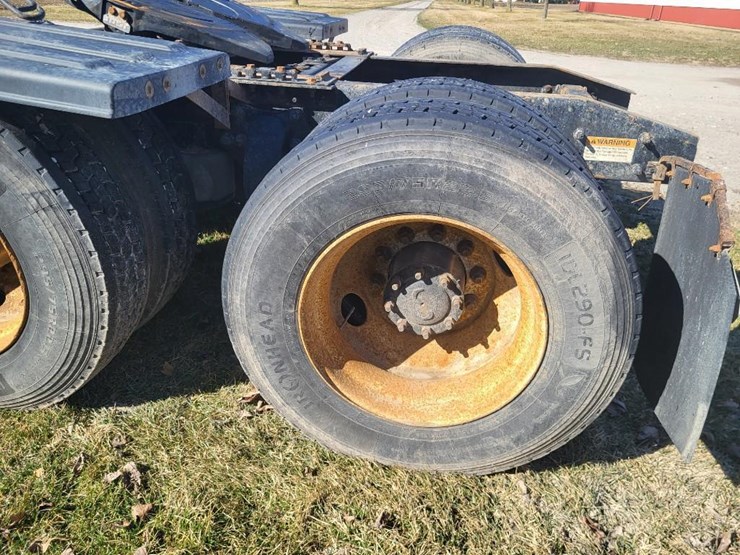 2013-freightliner-ca125dc-tandem-axle-day-cab-semi-image-23