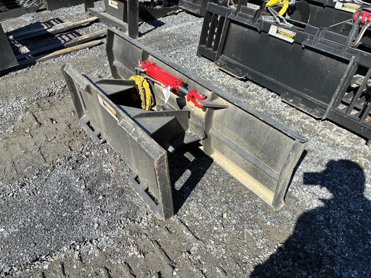 wildcat-72"-skid-steer-dozer-blade-image-4