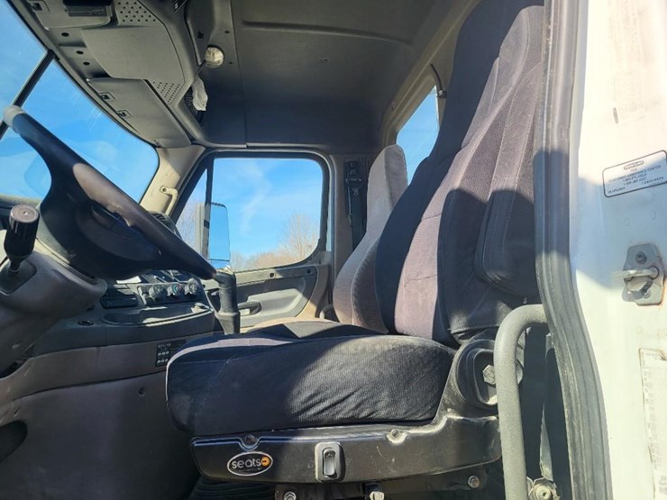 2013-freightliner-ca125dc-tandem-axle-day-cab-semi-image-49