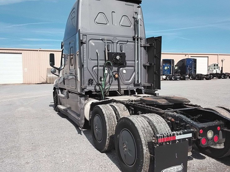 2020-freightliner-cascadia-126-image-33