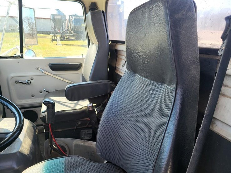 1995-ford-l9000-tandem-axle-day-cab-semi-image-56