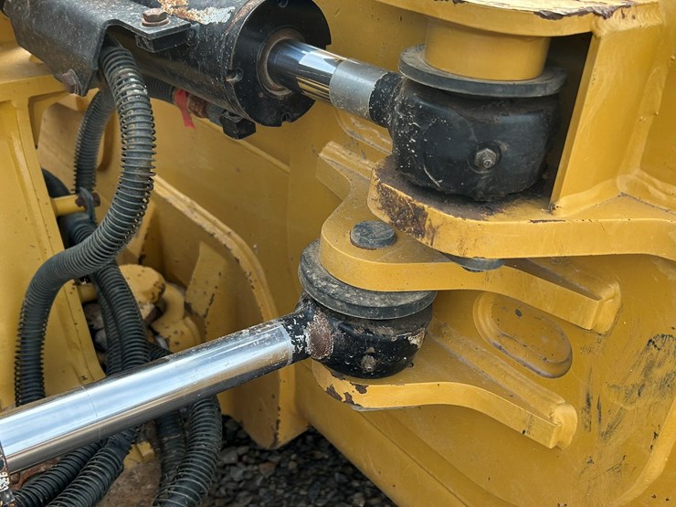 2023-caterpillar-d1-image-22