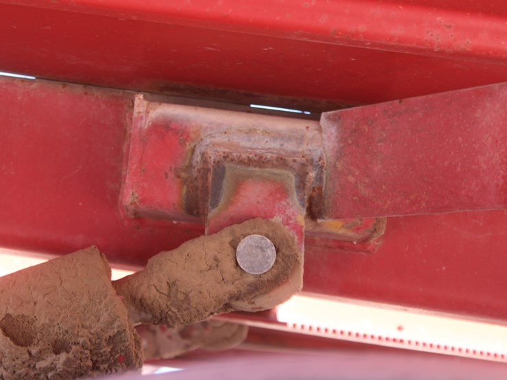 new-holland-1033-image-23