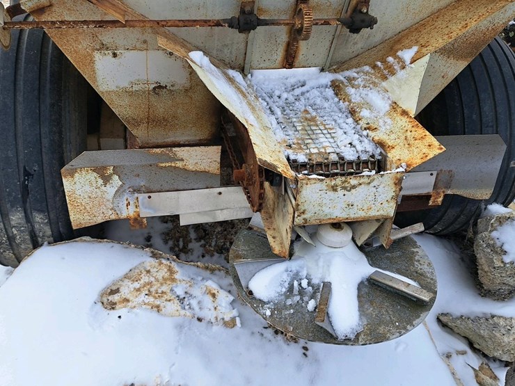 #710-•-fs-fertilizer-spreader-image-14