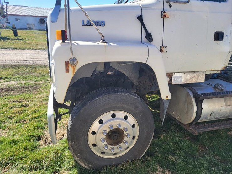 1995-ford-l9000-tandem-axle-day-cab-semi-image-12