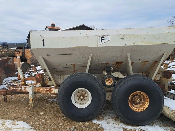 #710-•-fs-fertilizer-spreader-image-2