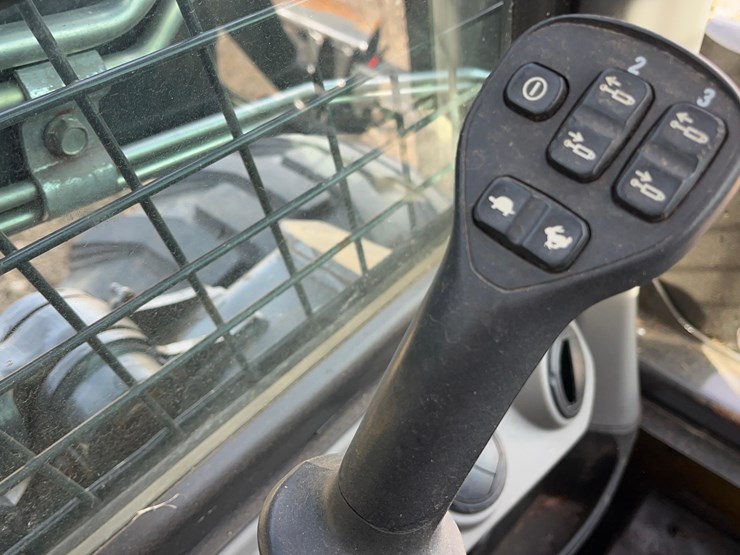 new-holland-l320-image-27