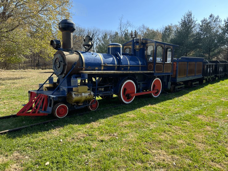 frick-steam-locomotive-with-track-image-6