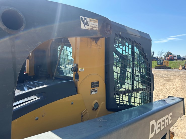 2015-deere-333e-image-27