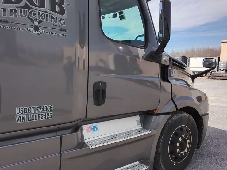 2020-freightliner-cascadia-126-image-7